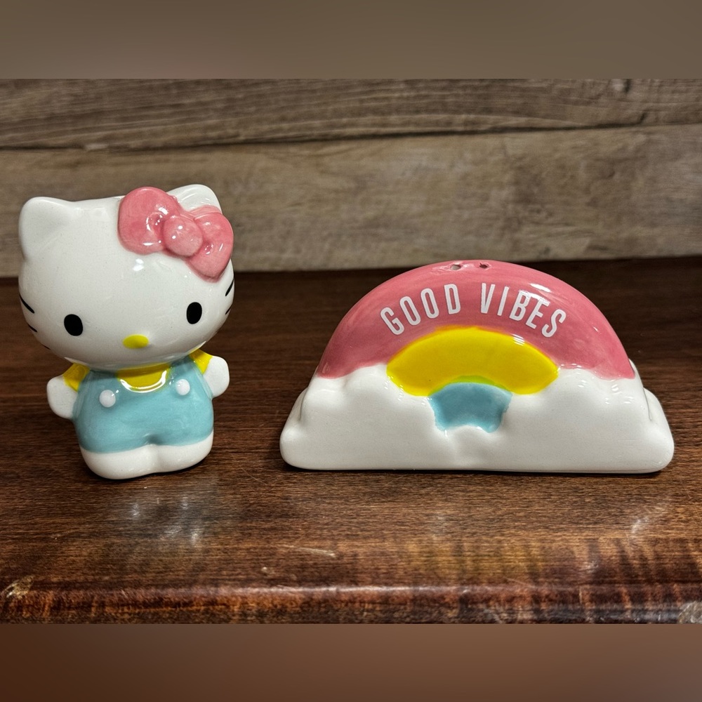 Hello Kitty GOOD VIBES Ceramic Salt & Pepper Shaker Set - NEW